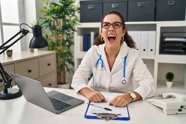 Mladá Hispánka Doktorské Uniformě Stetoskopu Vztekle Šíleně Ječela Frustrovaná Rozzuřená — Stock fotografie