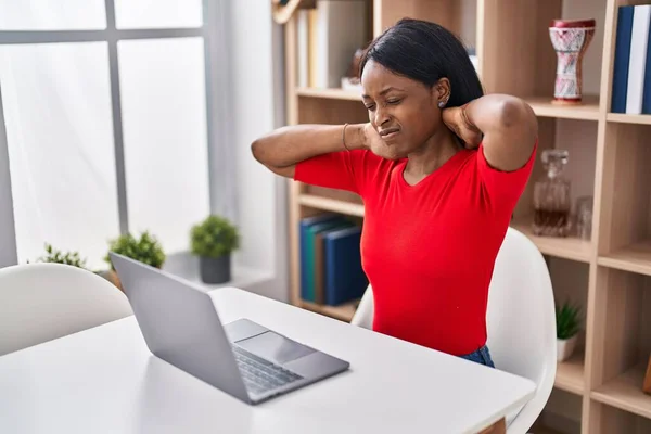 Junge Afroamerikanerin Nutzt Laptop Für Nackenschmerzen Hause — Stockfoto