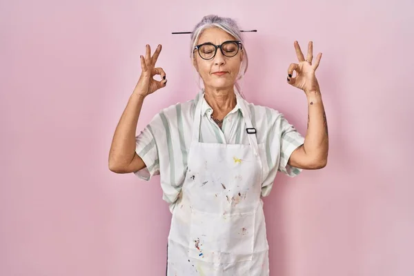 Gri Saçlı Sanatçı Kılığında Orta Yaşlı Bir Kadın Rahatla Gülümse — Stok fotoğraf