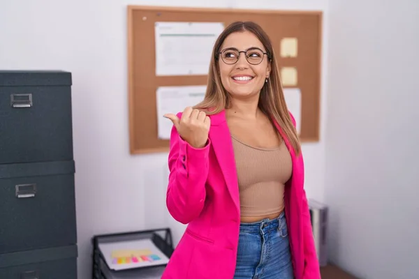 Mujer Rubia Joven Pie Oficina Sonriendo Con Cara Feliz Mirando — Foto de Stock