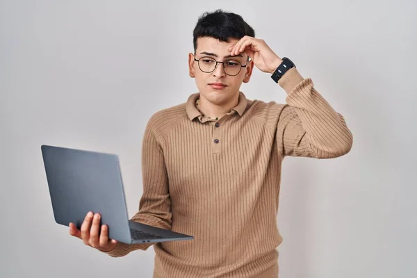 Osoba Niebinarna Korzystająca Laptopa Komputerowego Zaniepokojona Zestresowana Problemem Ręką Czole — Zdjęcie stockowe