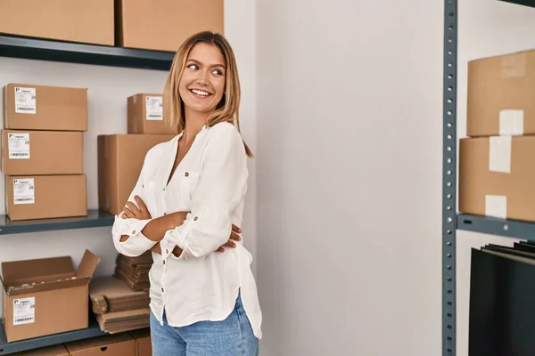 Young Hispanic Woman Ecommerce Business Worker Standing Arms Crossed Gesture — Stockfoto