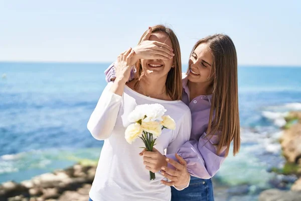 Two Women Mother Daughter Surprise Bouquet Flowers Seaside — Φωτογραφία Αρχείου