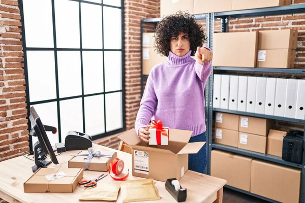 Young Brunette Woman Curly Hair Working Small Business Ecommerce Preparing — Stock Photo, Image