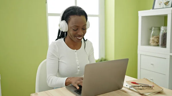 Afroamerikanerin Sitzt Mit Laptop Und Kopfhörer Hause Auf Dem Tisch — Stockfoto