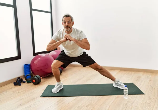 Middle Age Grey Haired Man Stretching Leg Sport Center — Stockfoto