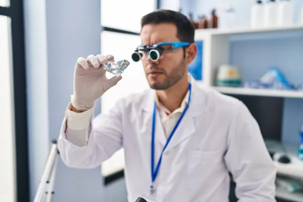 Młody Latynoski Człowiek Naukowiec Patrząc Diament Przez Szkła Powiększające Laboratorium — Zdjęcie stockowe