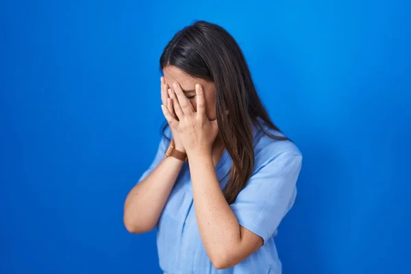 Mujer Morena Joven Pie Sobre Fondo Azul Con Expresión Triste —  Fotos de Stock