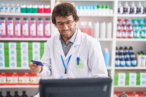 Young Hispanic Man Pharmacist Using Computer Holding Credit Card Pharmacy — Stock Photo, Image