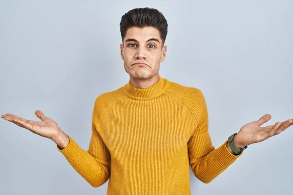 Young Hispanic Man Standing Blue Background Clueless Confused Expression Arms — Stock fotografie