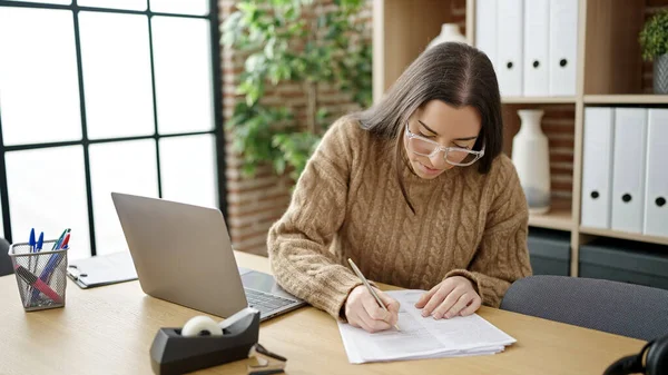 Junge Schöne Hispanische Geschäftsfrau Mit Laptop Auf Dokument Büro Schreiben — Stockfoto