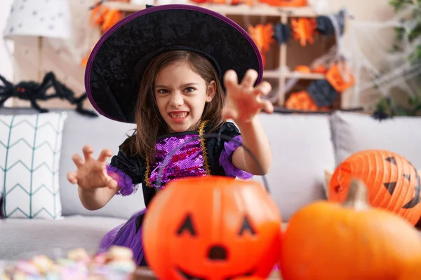 Schattige Latino Meisje Met Halloween Feest Doen Schrikken Gebaar Thuis — Stockfoto