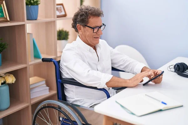 Orta Yaşlı Bir Adam Tekerlekli Sandalyede Oturup Evde Telesekreter Kullanıyor — Stok fotoğraf