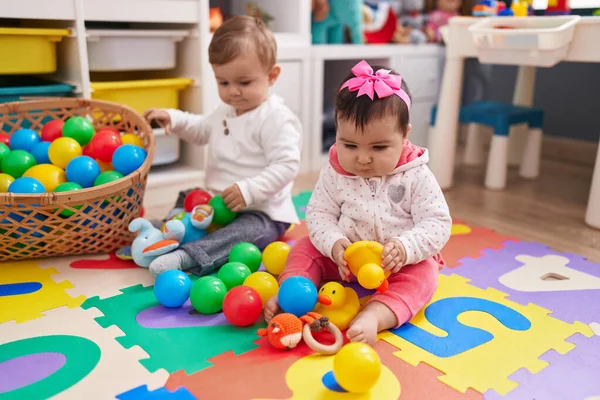 Adorável Menino Menina Brincando Com Bolas Sentadas Chão Jardim Infância — Fotografia de Stock