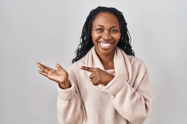 Afrikanerin Steht Erstaunt Vor Weißem Hintergrund Und Lächelt Die Kamera — Stockfoto