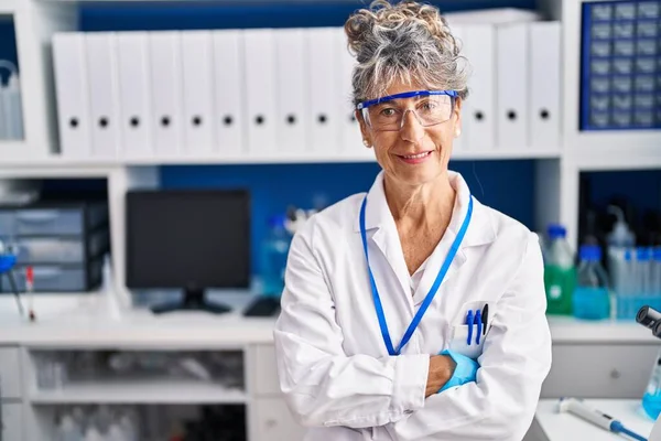 Kobieta Średnim Wieku Naukowiec Siedzi Ramionami Skrzyżowane Gest Laboratorium — Zdjęcie stockowe
