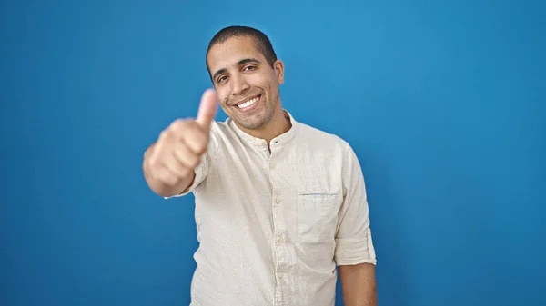 Jonge Latino Man Glimlachend Met Duimen Omhoog Geïsoleerde Blauwe Achtergrond — Stockfoto