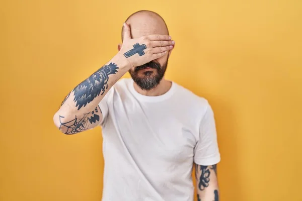 Jonge Spaanse Man Met Tatoeages Die Gele Achtergrond Staan Ogen — Stockfoto