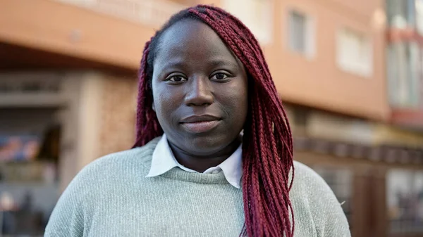 通りで真剣な表情で立って編組髪を持つアフリカの女性 — ストック写真