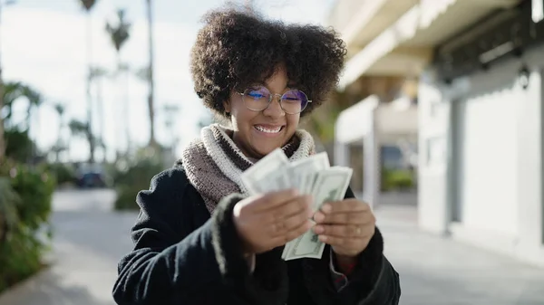 Молодая Африканская Американка Улыбается Уверенно Считая Доллары Улице — стоковое фото