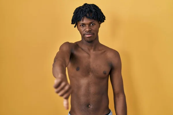 Jeune Homme Africain Avec Dreadlocks Debout Torse Regardant Malheureux Colère — Photo