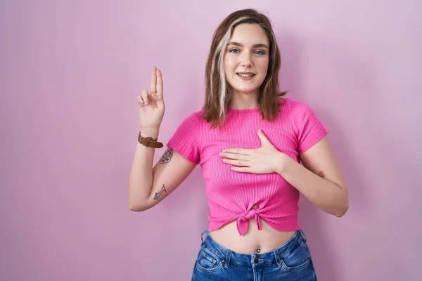 Blonde Caucasian Woman Standing Pink Background Smiling Swearing Hand Chest — Stockfoto