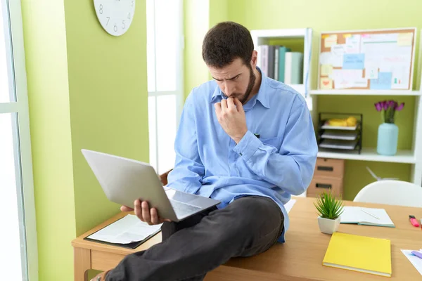 Молодий Іспаномовний Чоловік Бізнесмен Використовує Ноутбук Сумнівом Вираження Офісі — стокове фото