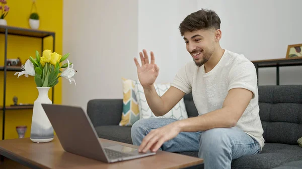 Jeune Homme Arabe Ayant Appel Vidéo Assis Sur Canapé Maison — Photo
