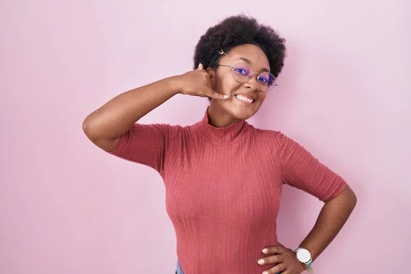 Pembe Arka Planda Duran Kıvırcık Saçlı Güzel Afrikalı Kadın Telefonla — Stok fotoğraf