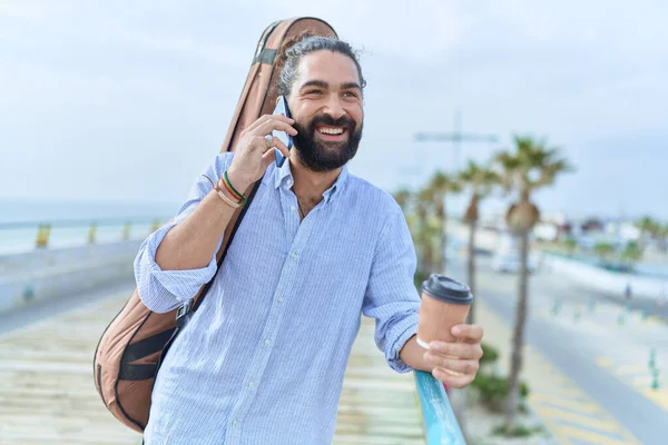 Ung Latinamerikansk Man Musiker Talar Smartphone Dricka Kaffe Vid Havet — Stockfoto