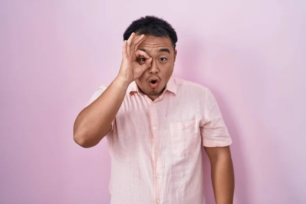 Chinese Young Man Standing Pink Background Doing Gesture Shocked Surprised — Stock Photo, Image