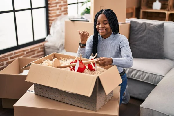 Afro Amerikalı Kadın Yeni Bir Eve Taşınıyor Kutuları Açıyor Başparmağıyla — Stok fotoğraf