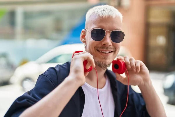 Jonge Blanke Man Glimlacht Vol Vertrouwen Met Een Koptelefoon Straat — Stockfoto
