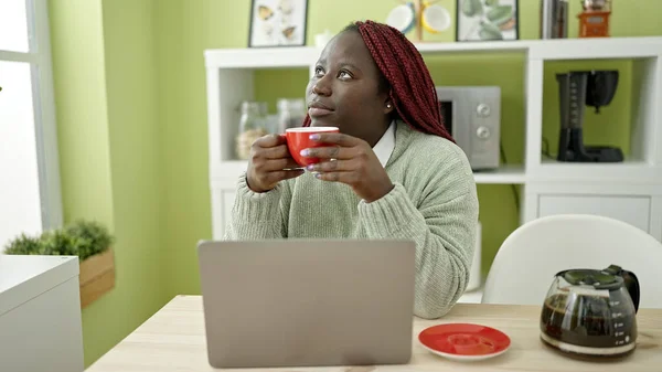 Африканская Женщина Плетеными Волосами Помощью Ноутбука Пьет Кофе Столовой — стоковое фото