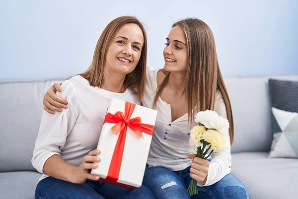 Duas Mulheres Mãe Filha Surpresa Com Presente Aniversário Flores Casa — Fotografia de Stock