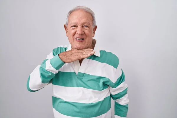 Senior Man Met Grijs Haar Staan Witte Achtergrond Snijden Keel — Stockfoto