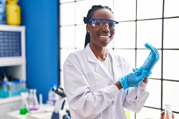Científica Afroamericana Sonriendo Confiada Usando Guantes Laboratorio —  Fotos de Stock