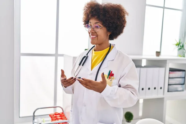 African American Woman Wearing Doctor Uniform Speaking Clinic — Stockfoto