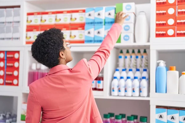 Африканская Американка Покупатель Ищет Бутылку Лекарствами Аптеке — стоковое фото