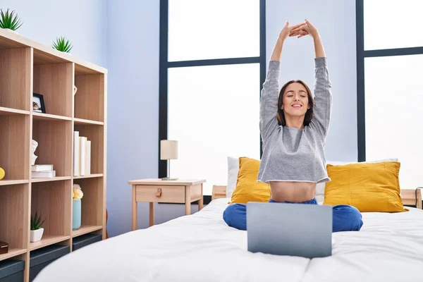 Young Beautiful Hispanic Woman Doing Online Stretching Exercise Sitting Bed — Stock Photo, Image