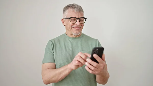 Hombre Pelo Gris Mediana Edad Sonriendo Confiado Usando Teléfono Inteligente — Foto de Stock