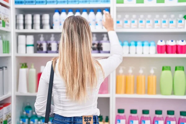 Young Blonde Woman Customer Looking Shelving Pharmacy — Stock fotografie