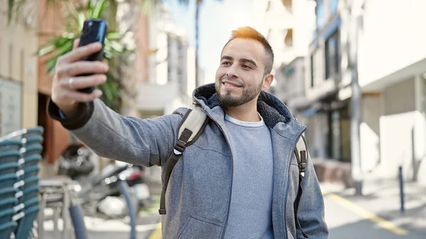 Hombre Hispano Sonriendo Confiado Tomando Fotos Con Smartphone Calle —  Fotos de Stock