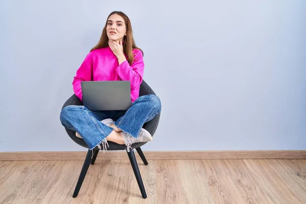 Fiatal Spanyol Lány Dolgozik Számítógépes Laptop Megérintése Fájdalmas Nyak Torokfájás — Stock Fotó
