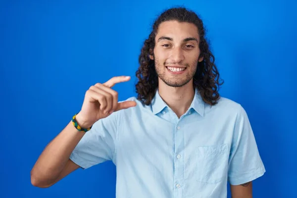 Mavi Arka Planda Duran Genç Spanyol Adam Gülümsüyor Hareketleriyle Hareket — Stok fotoğraf