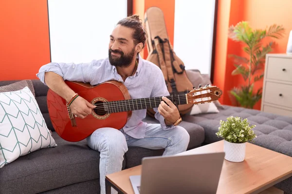 Ung Latinamerikansk Man Som Har Online Gitarr Klass Sitter Soffan — Stockfoto