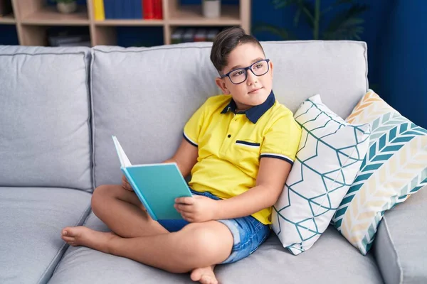 Evdeki Kanepede Oturmuş Kitap Okuyan Sevimli Spanyol Çocuk — Stok fotoğraf