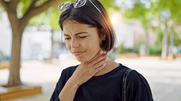 Young Beautiful Hispanic Woman Suffering Headache Throat Pain Standing Park — Stock Photo, Image
