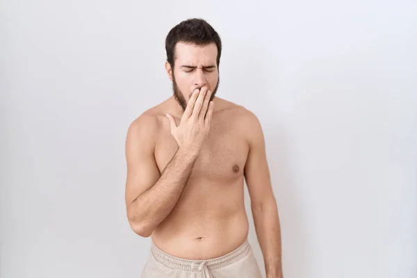 Beyaz Arka Planda Tişörtsüz Duran Spanyol Genç Adam Ağzıyla Ağzını — Stok fotoğraf