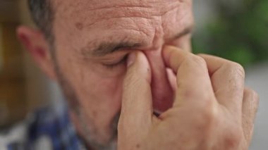 Orta yaşlı bir adam evdeki koltukta otururken strese girdi.